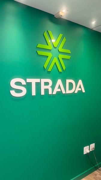 Logotipo em Acrílico cortados a laser Strada