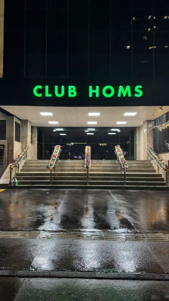 Fachada Club Homs com iluminação interna